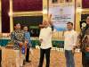 Ketua Umum Kagama sekaligus Gubernur Jawa Tengah Ganjar Pranowo, diberikan oleh-oleh berupa roti dan handycraft berbentuk menara