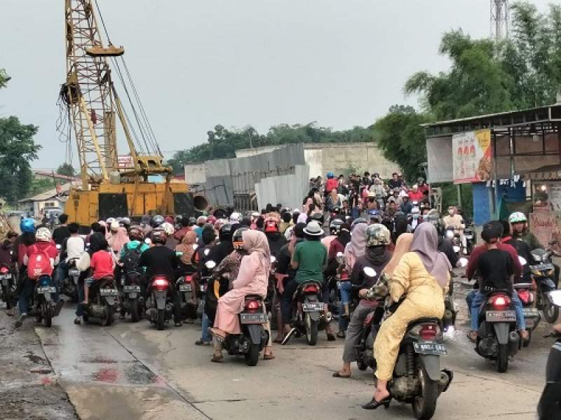 Selain Banjir, Proyek Jembatan Mangkrak Picu Kemacetan di Jeungjing Cisoka