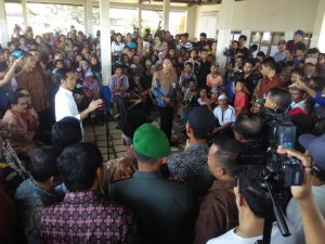 Presiden Jokowi berdialog dengan nelayan di TPI Panimbang, Kab. Pandeglang, Banten, Senin (23/2/2015)    (Setkab)