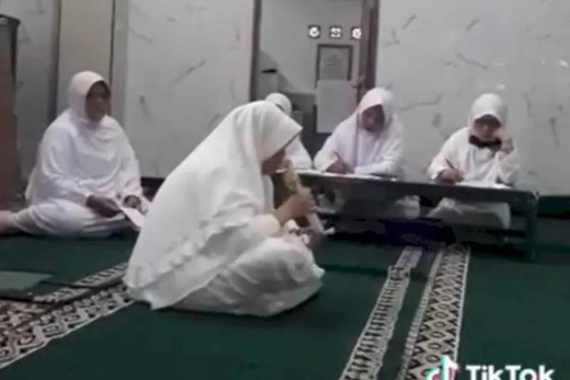 VIDIO: Ibu Ini Meninggal Dunia saat Sedang Membaca Al-Qur’an