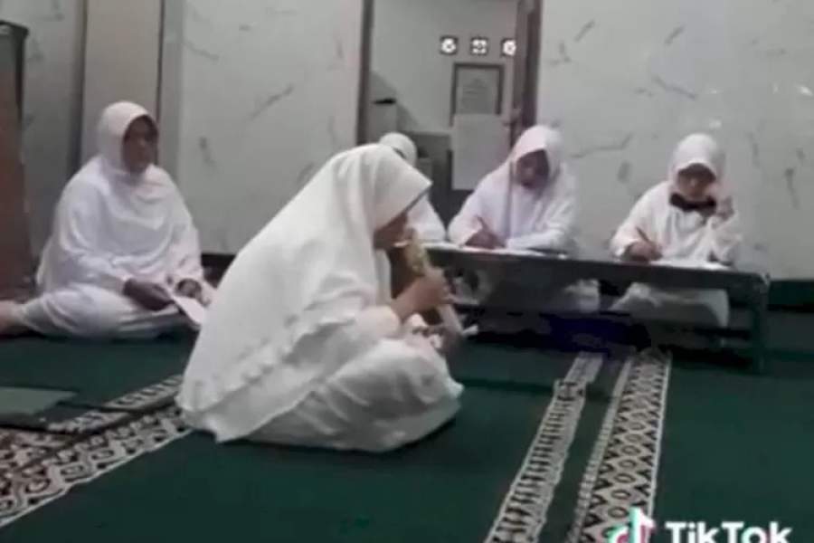 VIDIO: Ibu Ini Meninggal Dunia saat Sedang Membaca Al-Qur’an