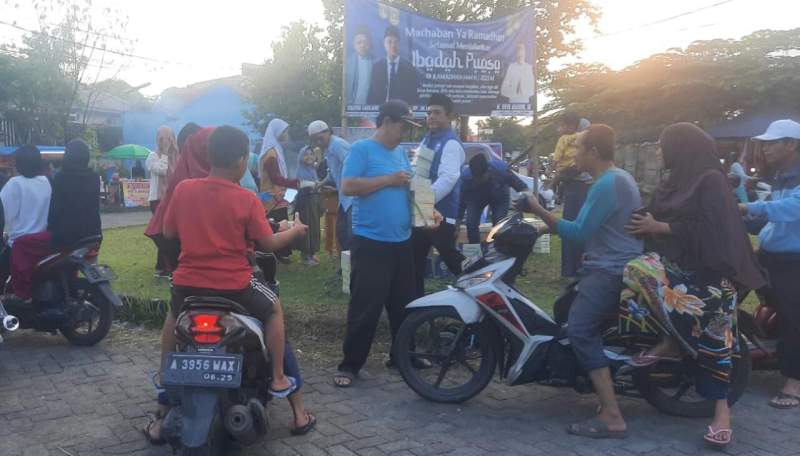 Relawan Muhammad Rizal Bagikan Makanan Takjil Gratis di Sudirman Tigaraksa