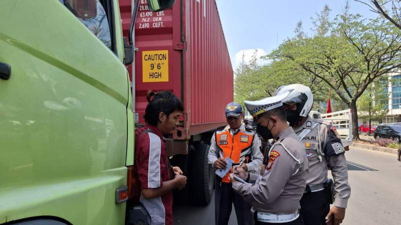 Pemkot Tangsel Gelar Operasi Gabungan; Tindak Puluhan Kendaraan Truk yang Langgar Jam Operasional 