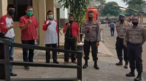 Kader senior dan simpatisan PDIP Tangsel usai memberikan dukungan kepada Polri untuk mengusut kasus pembakaran bendera partai saat mendatangi Polres Tangsel, Minggu (28/6/2020).