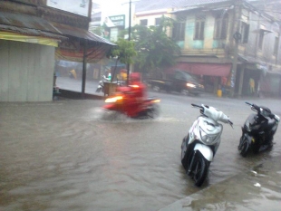 Drainase Buruk Diduga Sebagai Penyebab Genangan Air Dijalan