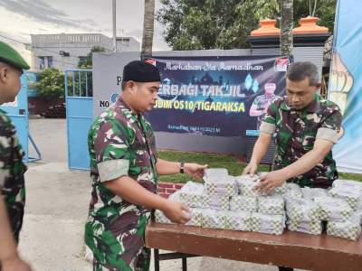 Kodim 0510/Tigaraksa bagikan takjil.