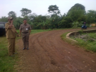 Akses Jalan Badak Anom - Balaraja Rusak Berat