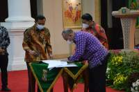 Zaki Tandatangani Peralihan Aset Pelabuhan Perikanan Ke Provinsi Banten