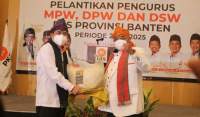 Ketua DPW PKS Banten, Gembong Sumedi Rudiansyah bersama Sekjen PKS Pusat, Aboe Bakar Alhabsyi saat pelantikan pengurus MPW, DPW, dan DSW PKS Provinsi Banten. (foto/istimewa)