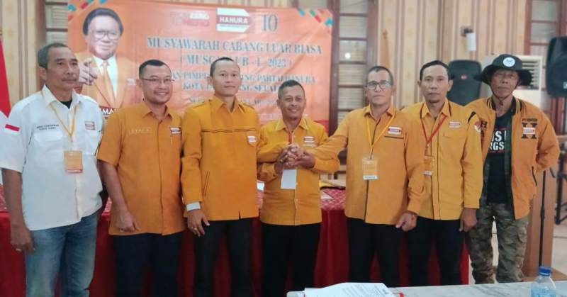 Pengurus Hanura Kota Tangsel usai menggelar Muscablub. Dalam Muscablub itu, Ari Wibawa terpilih sebagai Ketua DPC Hanura Tangsel periode 2022-2025.