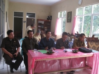 Kegiatan evaluasi tunggakan raskin yang dilakukan oleh Katapang dan Bulog di kantor Kecamatan Menes