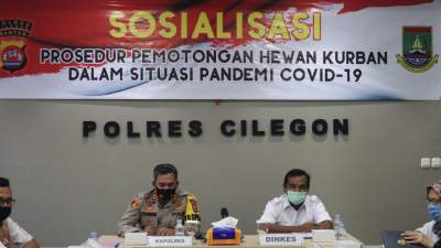 Kapolres Cilegon AKBP Yudhis Wibisana saat memberikan arahan dalam sosialisasi prosedur pemotongan hewan kurban di tengah Covid-19, Rabu (22/7/2020).