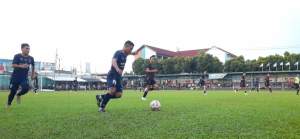 Pemain Persaka FC, Franzi yang menjadi motor permainan tim nya mengarahkan bola ke rekan. Persaka maju ke babak 32 besar usai mencukur Pratama 5 gol tanpa balas.