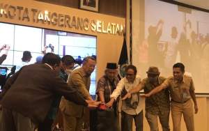Walikota Tangerang Selatan bersama beberapa tokoh saat memencet bel tanda dimulainya sayembara Bunderan Maruga