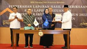 Walikota Tangsel Benyamin Davnie terima opini WTP dari BPK Perwakilan Provinsi Banten.