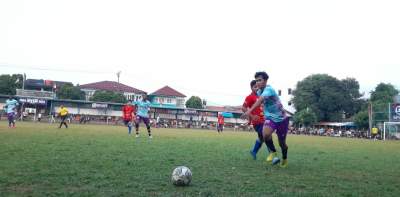 Libero Dejan, Bima berhasil kuasai bola dan melewati hadangan pemain Ponser.