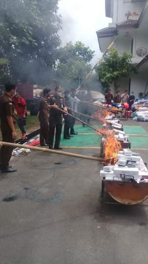 Kejari Kabupaten Tangerang Musnahkan Barbuk Hasil Kejahatan