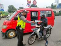 Jumat Berkah, Satlantas Polresta Tangerang Bagikan Nasi kotak