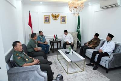 Panglima TNI Laksamana TNI Yudo Margono mengunjungi Ketua Umum PBNU KH Yahya Cholil Staquf, di Kantor Pusat PBNU di Kramat Raya, Jakarta Pusat, Rabu (12/4/2023).