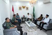 Panglima TNI Laksamana TNI Yudo Margono mengunjungi Ketua Umum PBNU KH Yahya Cholil Staquf, di Kantor Pusat PBNU di Kramat Raya, Jakarta Pusat, Rabu (12/4/2023).