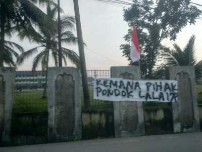 Geger! Spanduk Berisi Kecaman Terpasang di Gerbang Daar El Qolam