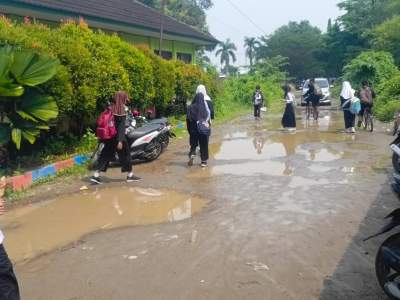 Akses Menuju SDN Cilampang, Kota Serang Rusak dan Berlubang