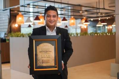  Eksekutif Asisten Manajer Tuscany Boutique Hotel, Dimas Anandhito saat menunjukkan Plakat sertifikasi Bintang 4.