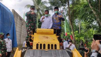 Program BSMSS Bangun Jalan Penghubung Kelurahan Cilowong - Cibendung