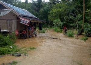 Hujan Deras, Banjir Rendam Di Bayah