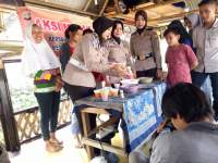 Polres Metro Rayakan Hari Kartini Dengan Anak Jalanan