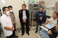 Korban Bentrok Pasar Kuta Bumi Dijenguk Kapolres