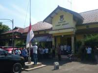Camat Diganti, Warga Jayanti Kibarkan Bendera Setengah Tiang