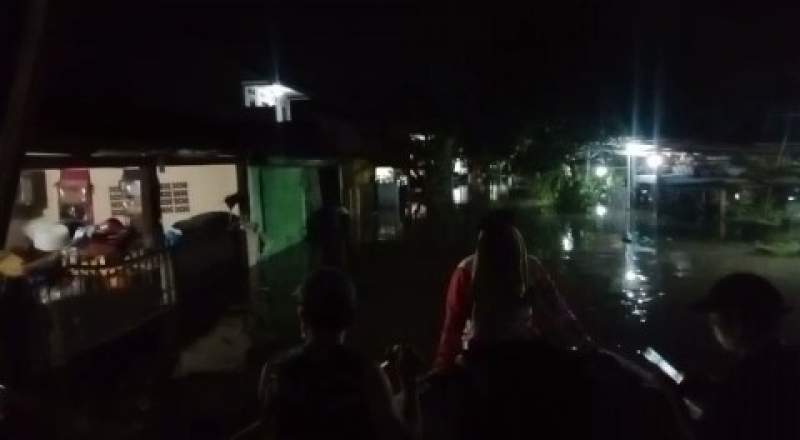 Tanggul Jebol, Puluhan Rumah Warga Gelam Jaya Pasar Kemis Teredam Banjir