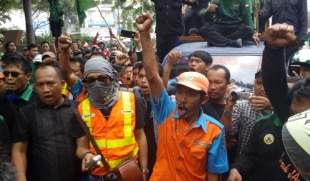 Temannya di PHK, Sopir Derek Demo Jasa Marga