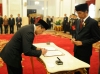 Triawan Munaf menandatangani berita acara pelantikan Kepala Badan Ekonomi Kreatif yang disaksikan langsung Presiden Jokowi di Istana Negara, Jakarta, Senin (26/1/2015)