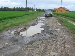 Tampak Jl. Patia-Pageularan yang rusak