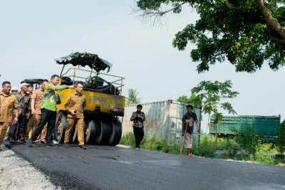 Wabup Sergai, Adlin Tambunan tinjau perbaikan jalan di Perbaungan.
