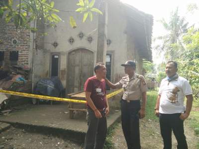 Rumah Jamin digaris polisi dan dijaga polisi.