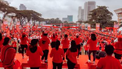 Ribuan massa PDI Perjuangan Kota Tangsel saat mengikuti parade festival kebudayaan dan gerak jalan sehat di BSD, Serpong.