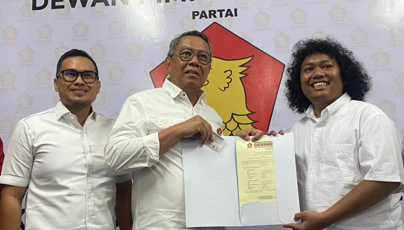 Petahan Benyamin Davnie Pilar Saga Ichsan tunjukan rekomendasi B 1 KWK yang diberikan Marshel Widianto sebagai bakal calon wali kota dan bakal calon wakil wali di Pilkada Tangsel 2024.