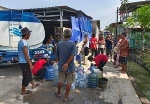 Perumdam TKR Salurkan Air Bersih ke Korban Banjir di Kosambi