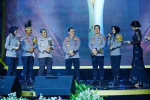 Kapolri Jenderal Listyo Sigit Prabowo memberikan penganugerahan Hoegeng Awards 2023 di Jakarta, Jumat (14/7/2023), malam.