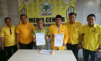  Pengurus DPD II Golkar Cilegon menunjukkan surat usulan pemberhentian Sahruji dan Sam'un.&nbsp;