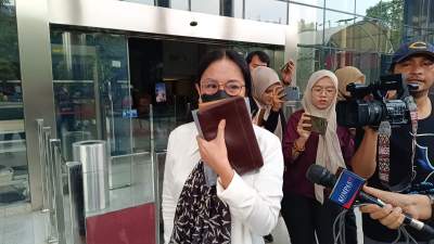 KPK selesai memeriksa istri Rafael Alun, Ernie Meike Torondek, di Gedung KPK, Kuningan, Jakarta Selatan, 4 Juli 2023, lalu.