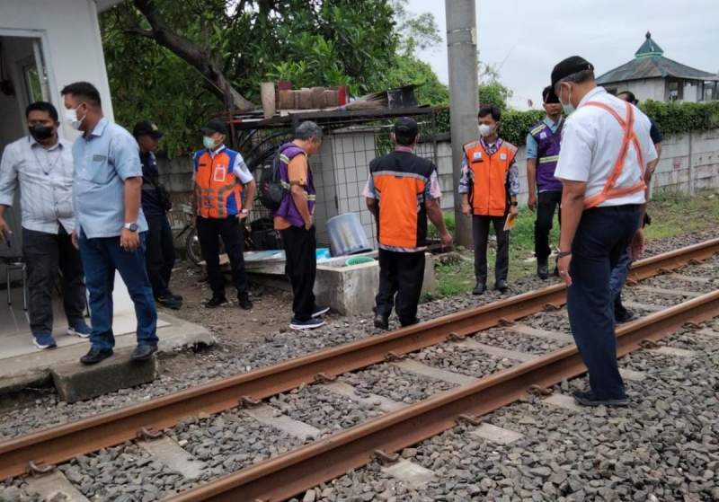 Petugas melakukan persiapan perbaikan pipa bocor Perumdam Tirta Kerta Raharja Kabupaten Tangerang di rel kereta api Tanah Tinggi, Kota Tangerang beberapa waktu yang lalu.