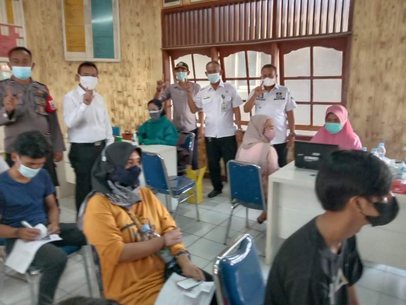 warga Desa Lengkong Kulon menjalani vaksinasi