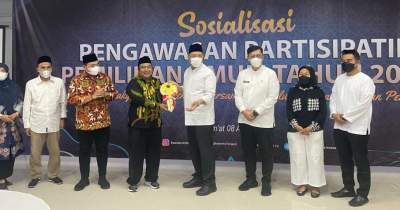 Ketua Bawaslu Tangsel M Acep terima kunci gedung Bawaslu secara simbolis dari Walikota Tangsel, Benyamin Davnie.
