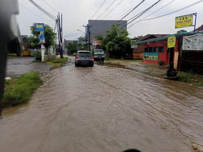 tak ada drainase jalanan banjir.