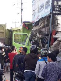 Diduga Sopir Ngantuk, Truk Tanah PT Cakra Seruduk Ruko Balaraja