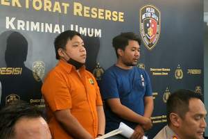 Pelaku viral David Yulianto saat dihadirkan dalam konferensi pers di Mapolda Metro Jaya.